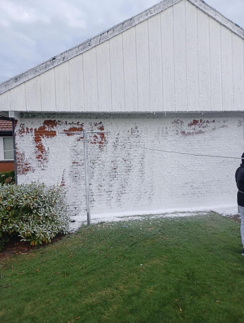 Mur males hvid med maling udendørs