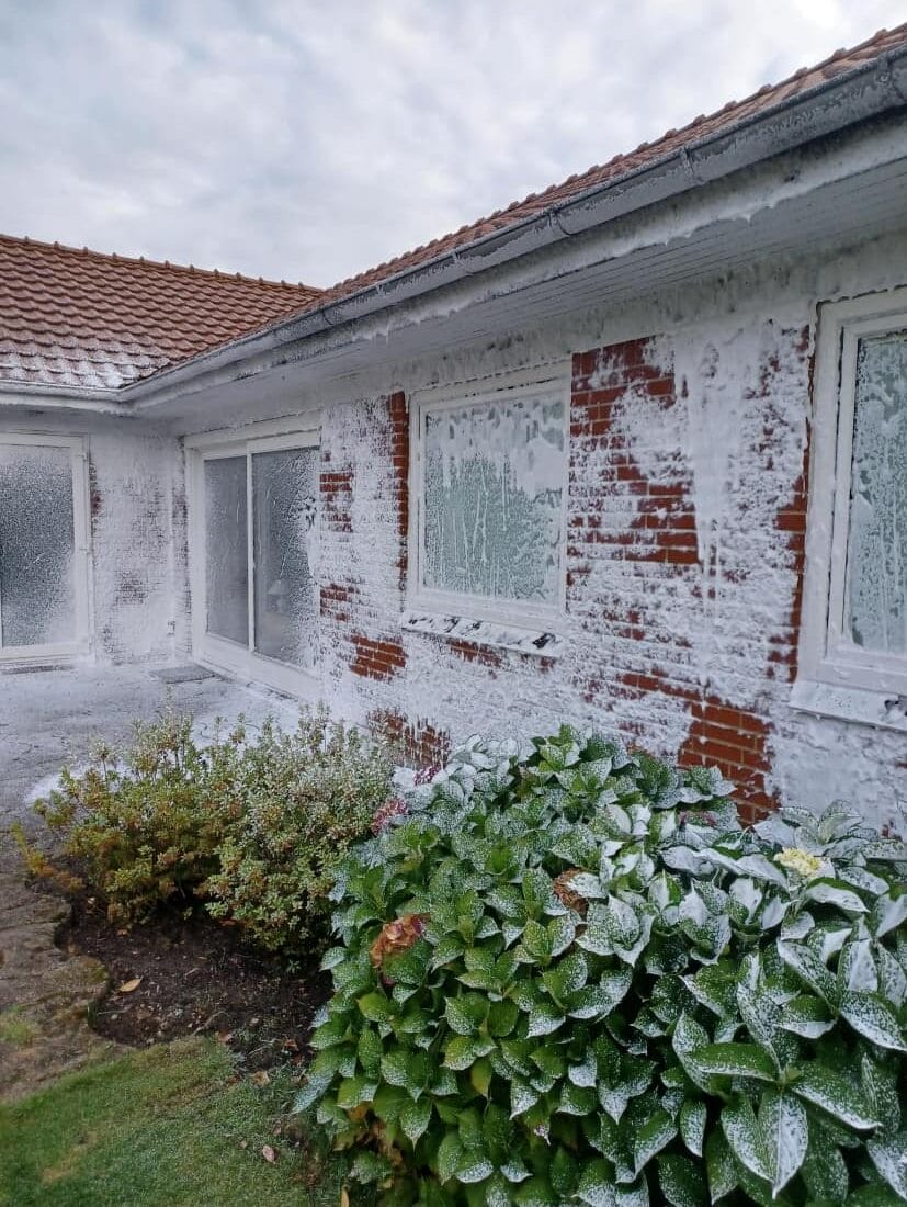 Murstenshus bliver skumrenset udvendigt