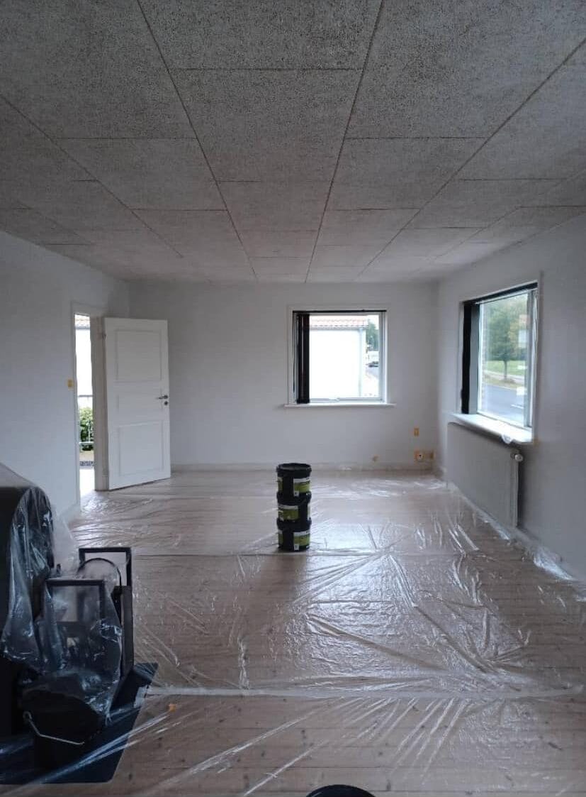 Stue dækket med plast til maling