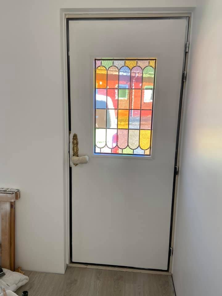 Hvid dør med farvet glasvindue